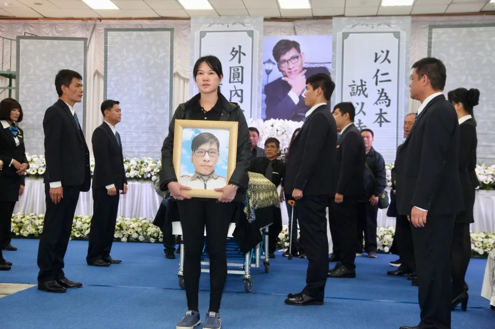 【圖輯】「他的愛一直跟隨著我」　連體嬰弟弟用音樂淚送忠仁最後一程