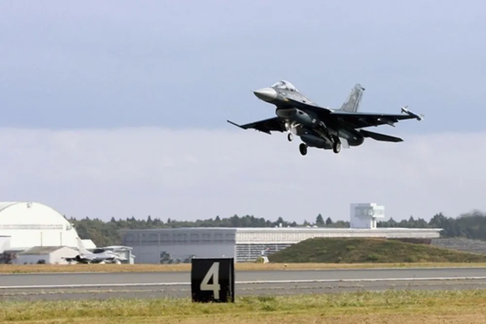 日本 F-2戰機飛行訓練期間於山口縣墜海　2飛行員平安獲救