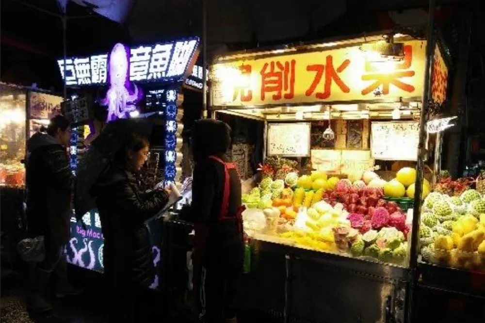 北市府加強稽查士林夜市現切水果攤　2業者不堪重罰結束營業