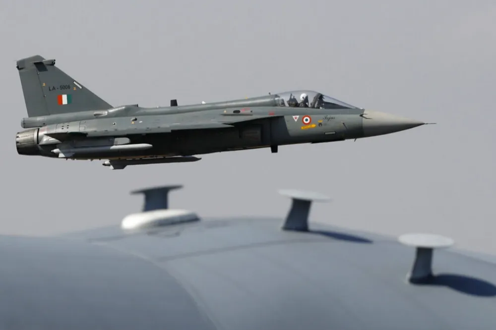 【國防自主】印度「光輝」戰機完成認證　陸軍司令親自試駕並大讚其空中能力