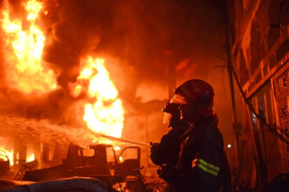 非法工廠林立住宅區　孟加拉舊城區化學廠爆炸奪110命