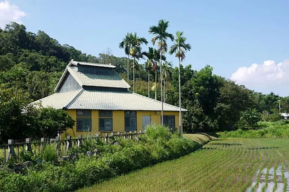 花蓮鄉間小路裡　與老菸樓共眠