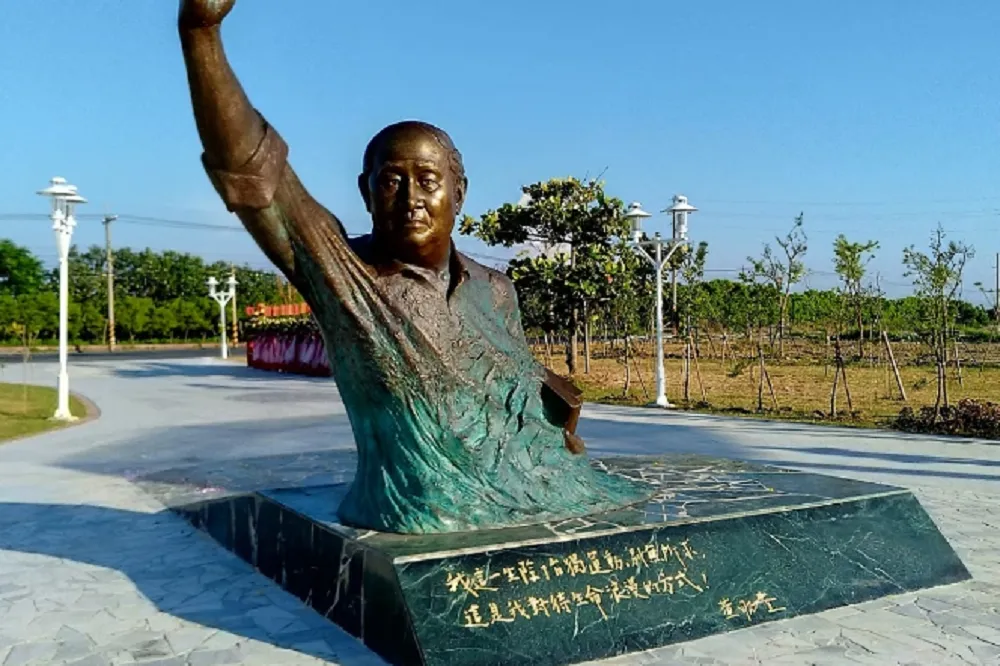 【以牙還牙】台獨領袖黃昭堂銅像遭潑漆　爆料：禮尚往來、剛好而已