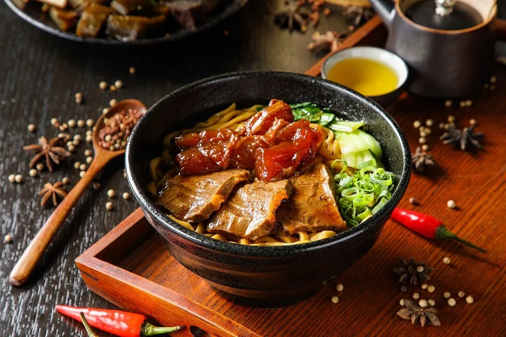 「胡同」賣牛肉麵了！「胡董牛麵所」2/23 進駐台北 101　開幕首三日特定品項八折