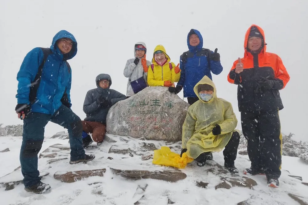 雪山主峰降下「二月雪」　山友驚嘆：走在絕美地白色地毯上