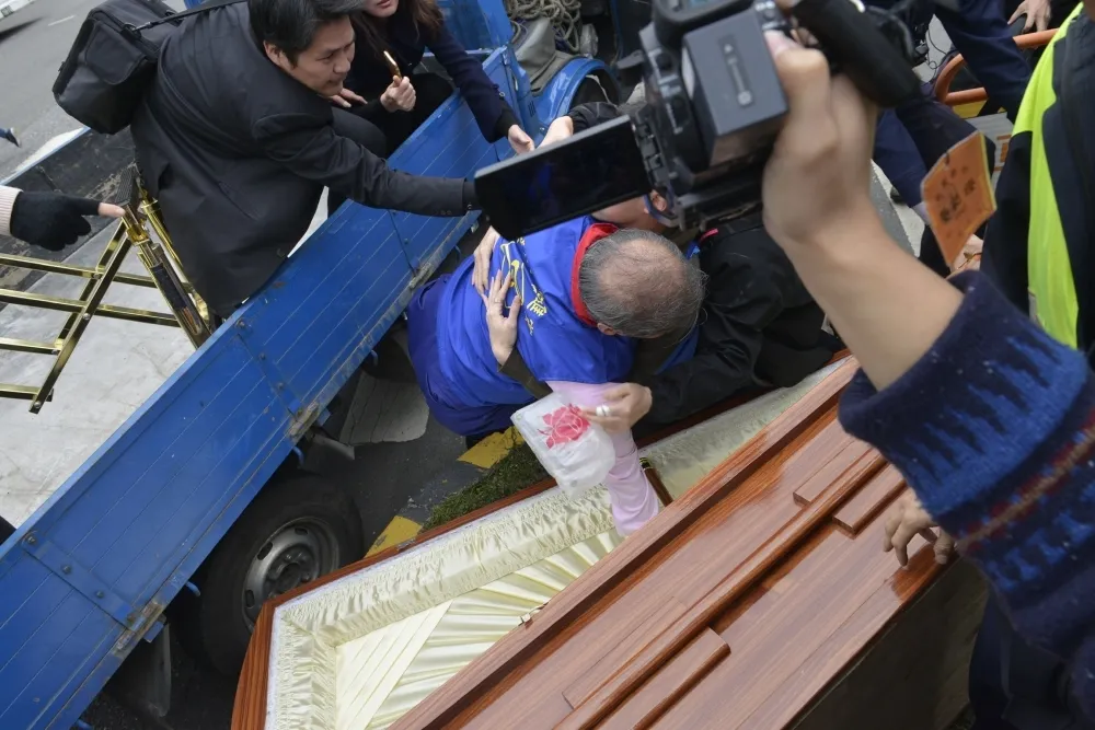 「保護總裁！」白狼抬棺衝立院抗議卻出糗　差點失足躺進去