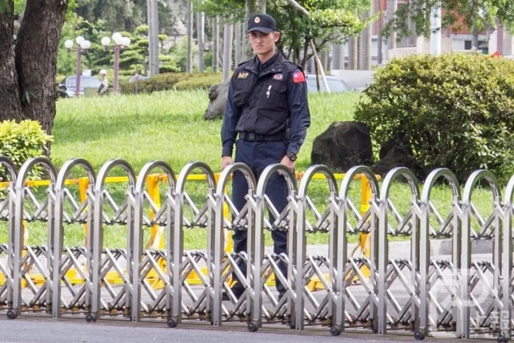 鬆鬆的「馬來衫」走入歷史　總統府憲兵今「黑裝」上陣