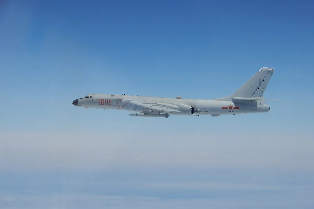 中國轟6戰機廣東沿海基地朝南海飛行　國防部：無異常情形