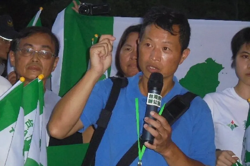 【紀念228前夕】台灣國主任陳峻涵大鬧中正紀念堂　持魷魚糜砸蔣介石銅像