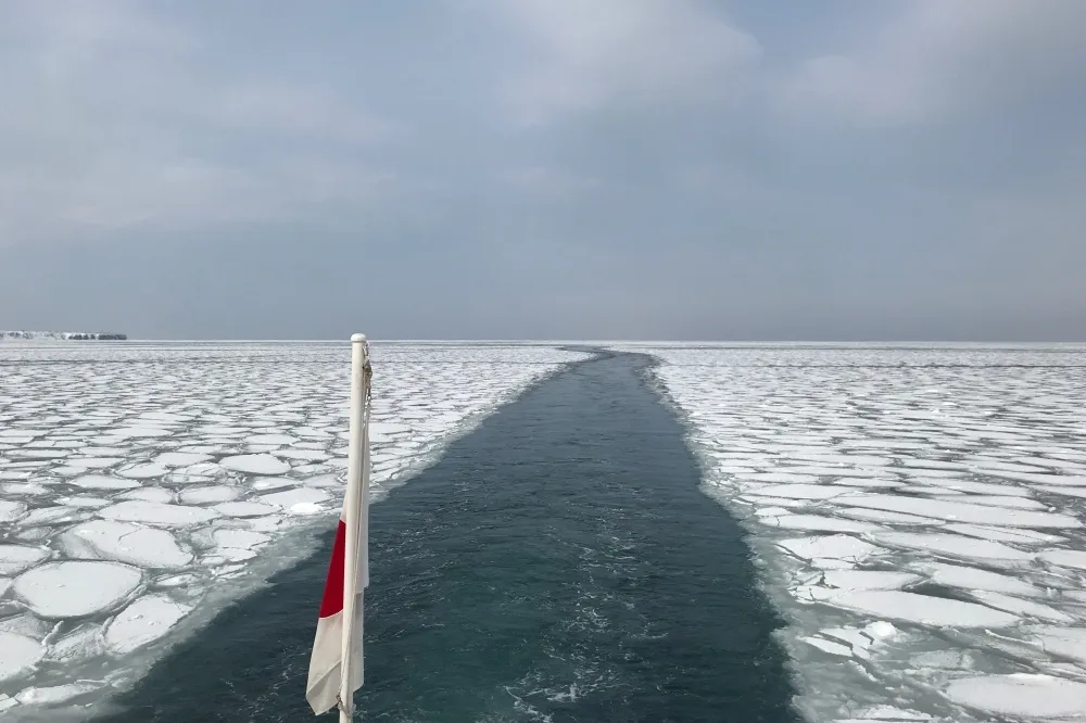 療癒系雪天活動！北海道網走流冰船&冰上垂釣現炸現吃