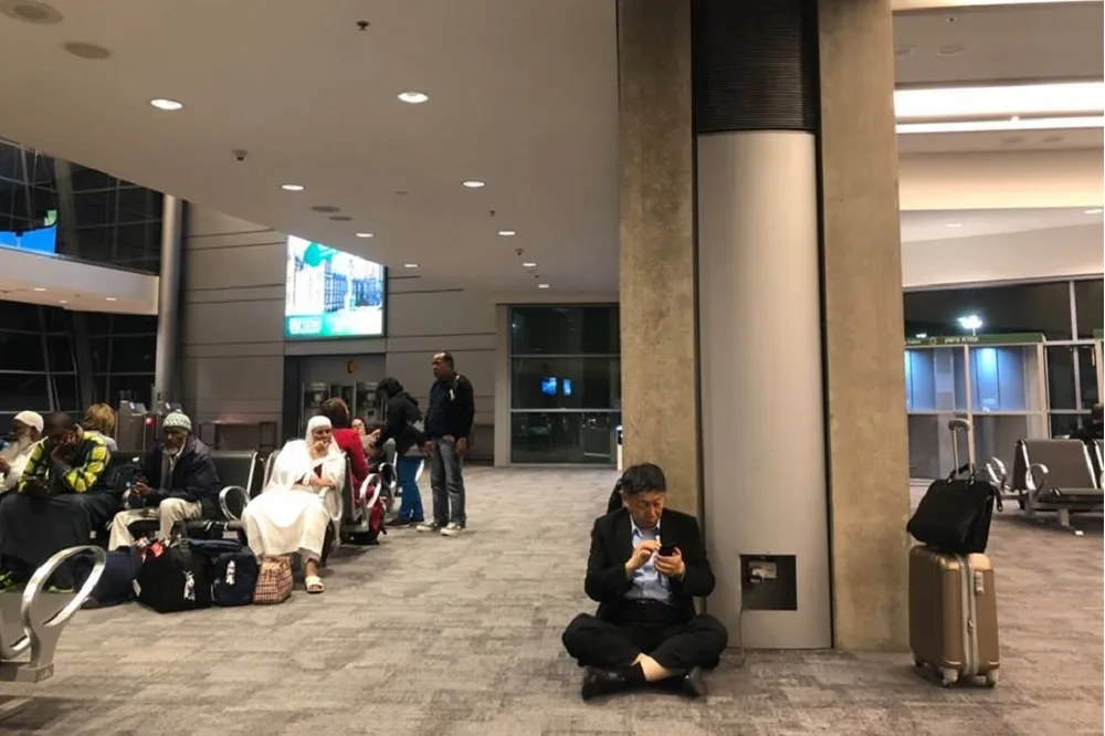 為手機充電在機場席地而坐遭轟　柯文哲：台灣社會很假掰