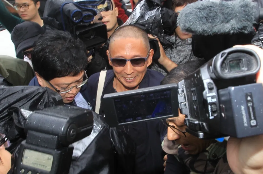 性侵案開庭騎單車從容現身　鈕承澤：從沒有脅迫他人意圖