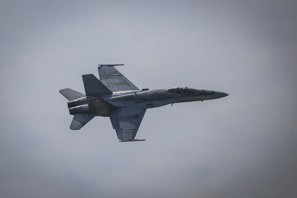 比公告售價高出20%　加拿大空軍採購澳洲二手「大黃蜂」戰機案再爆爭議