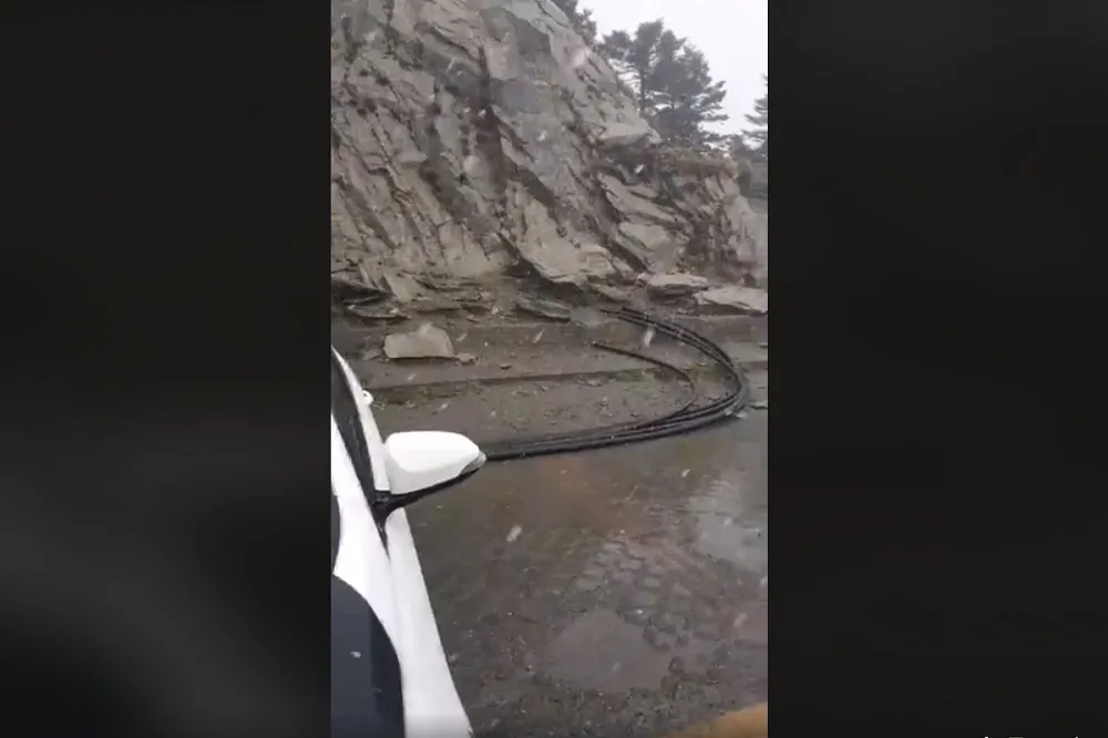 【追雪族暴衝】合歡山下雪了　上午8點負一度飄雪花