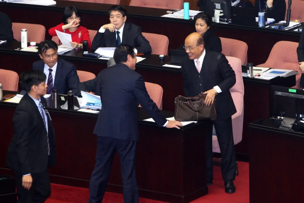 韓國瑜批綠「撒錢像當初快倒的藍」　蘇揆反譏：終於聽懂他講話