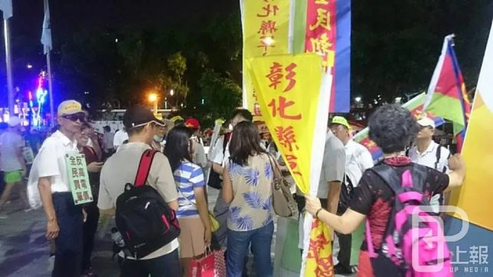 【影片】反年改闖入台北田徑場南區入口　阻撓選手入場