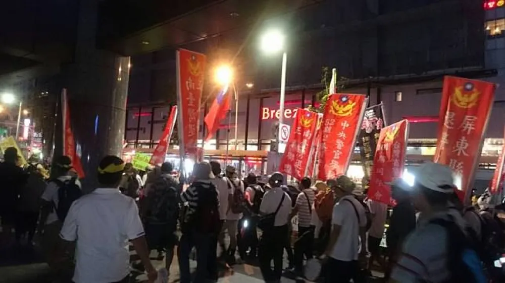 【影片】世大運反年改團體尋找小英　見黑頭車就追