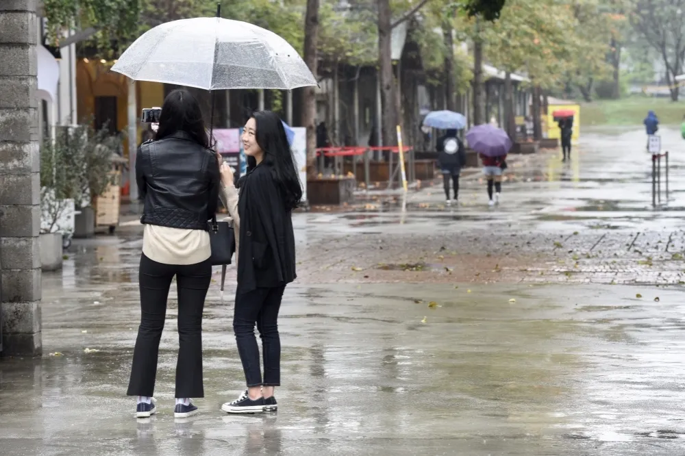 【周末泡湯】北北基大雨特報！　全台濕答答到11日轉乾冷
