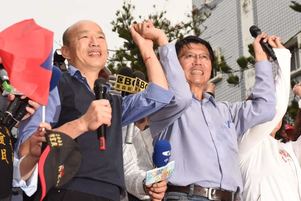 【有片】謝龍介立委補選造勢　黑衣男鬧場砸雞蛋爆粗口
