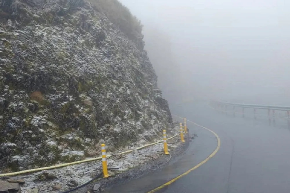 合歡山清晨降下3月雪　遊客喜呼「賺到啦」