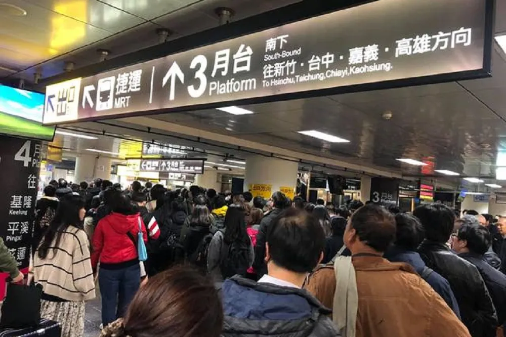 【上班要遲到啦】台北車站系統大當機　通勤族塞爆急跳腳