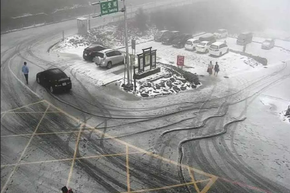 13日雪山合歡山飄雪　遊客驚呼：天氣這麼好也能下！