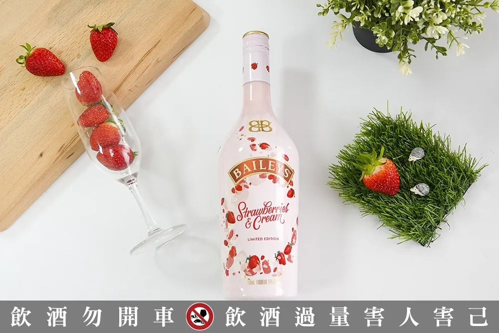 【試飲片】調這個給女生一定中！Costco 瘋搶的英國限定貝禮詩草莓奶酒調酒 DIY