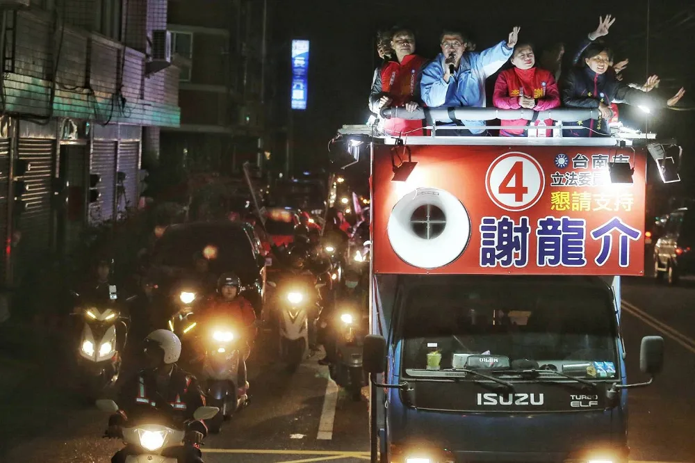 【直播】衝刺台南立委補選！　謝龍介登「戰車」掃街拜票