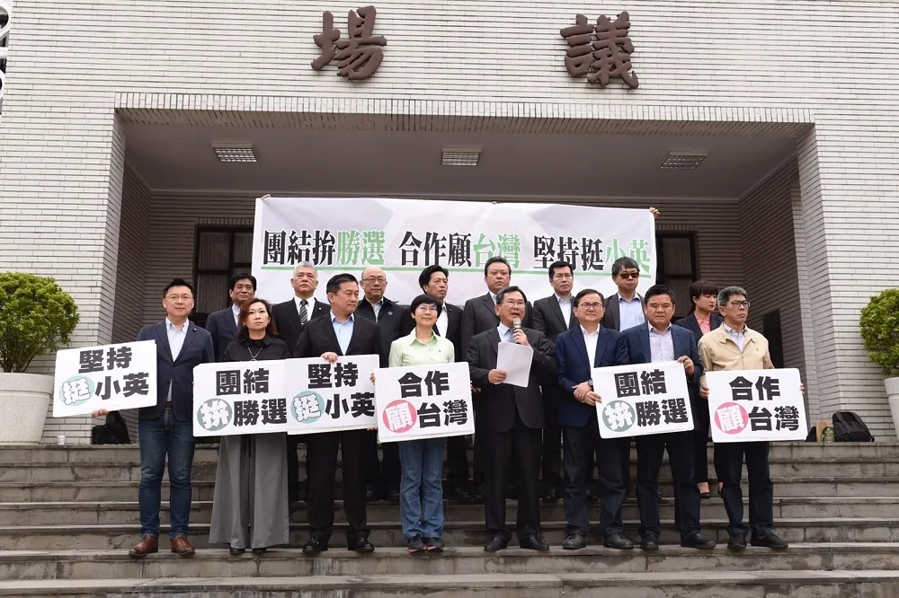 【有片】跨派系34名綠委選邊站　過半連署力挺蔡英文連任