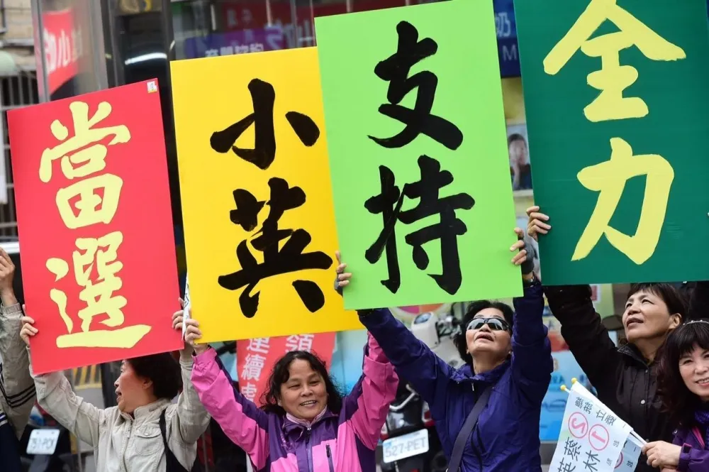  蔡英文21日出訪前完成登記　年輕世代等不及下午先代領表