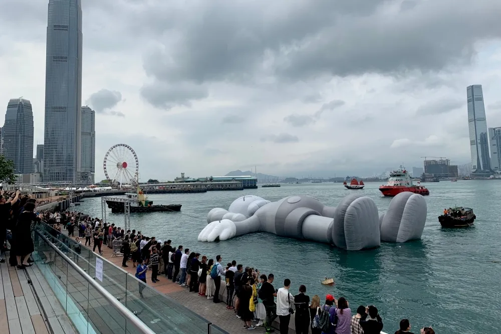 打卡要快！《KAWS:HOLIDAY》第三站登陸香港維多利亞港