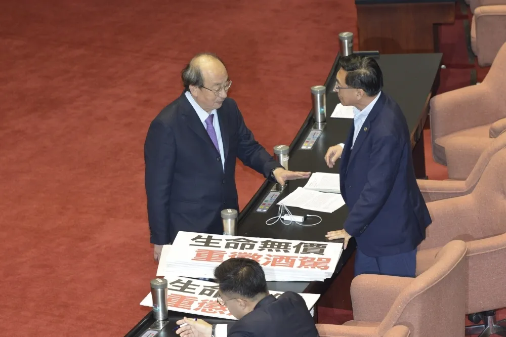 【立院三讀】 酒駕重考照強制加裝酒精鎖　同車乘客連坐受罰