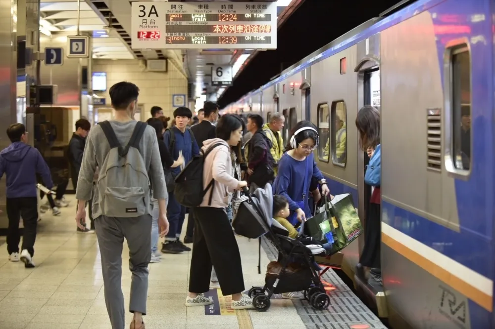 【台鐵揮刀驚魂日】男子車廂內邊開直播邊嘶喊　「要當下一個鄭捷」