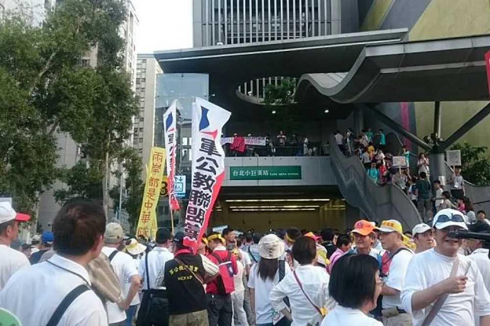 「看外媒怎麼待示威者」　李來希嗆台灣人民得「再教育」