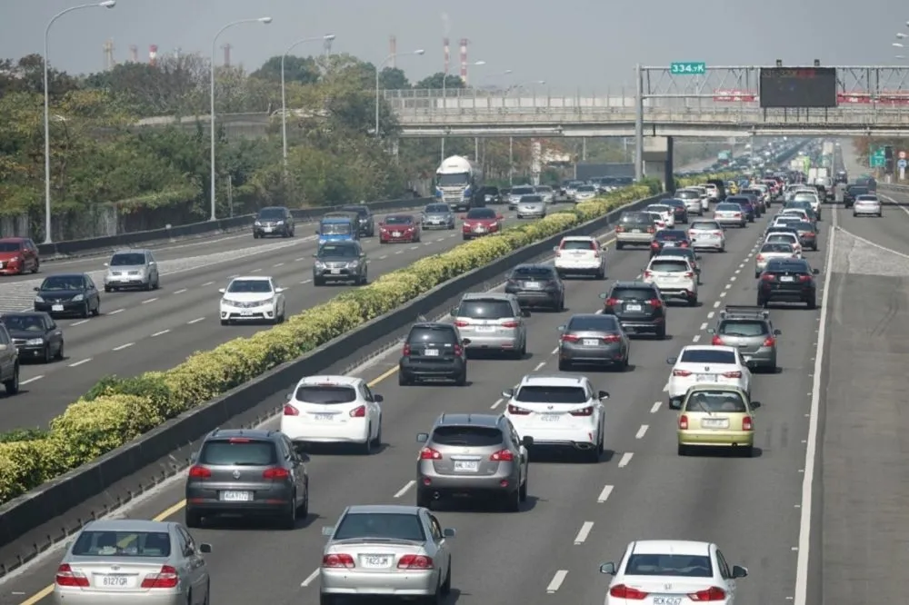 【清明連假首日】國道湧車潮「紫爆」　多路段時速僅18公里