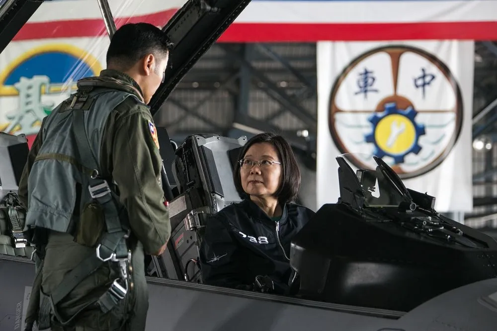 【有片】總統慰勉攔截中國戰機空軍　登F-16V「國土主權寸土不讓」