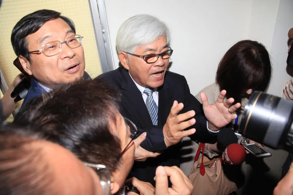 藍委杯葛中選會主委人事案　李進勇被阻擋在會議室外