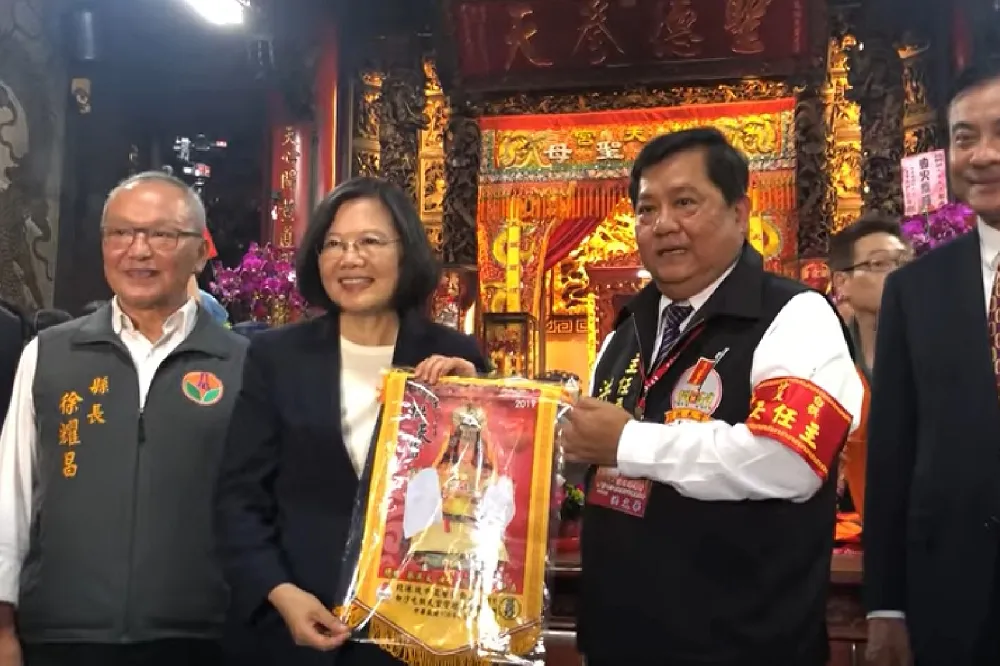 白沙屯媽祖中午抵北港　蔡英文迎聖駕徒步隨香10公里