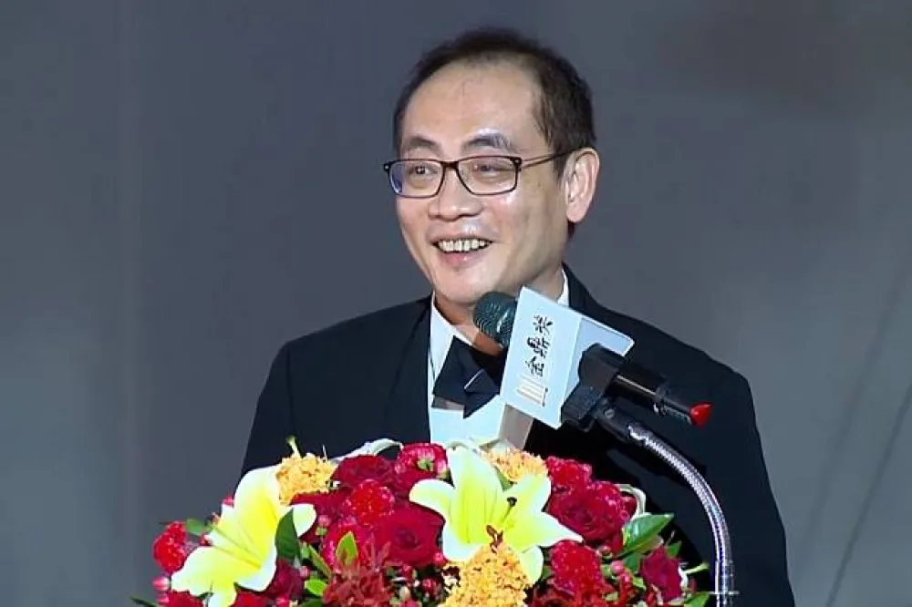 台人群坐北車大廳　郝廣才：台灣人是否越來越像外勞了呢？