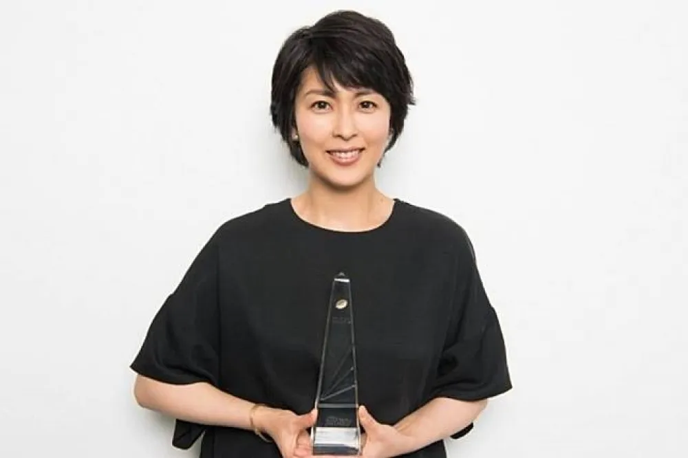 與NHK的第一次！松隆子將為晨間劇《笑天家》獻唱主題曲