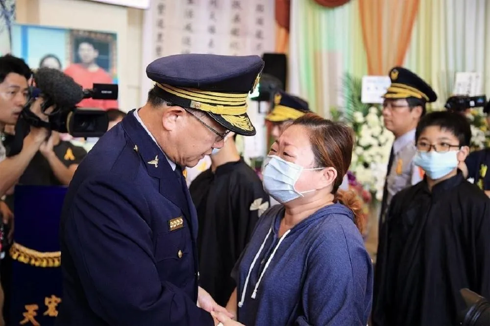 陳國恩一句「因公死亡」　讓基層員警心都碎了