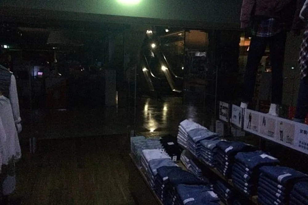 815大停電商家生意中斷　百貨公司陷黑暗、熱炒店螃蟹窒息了