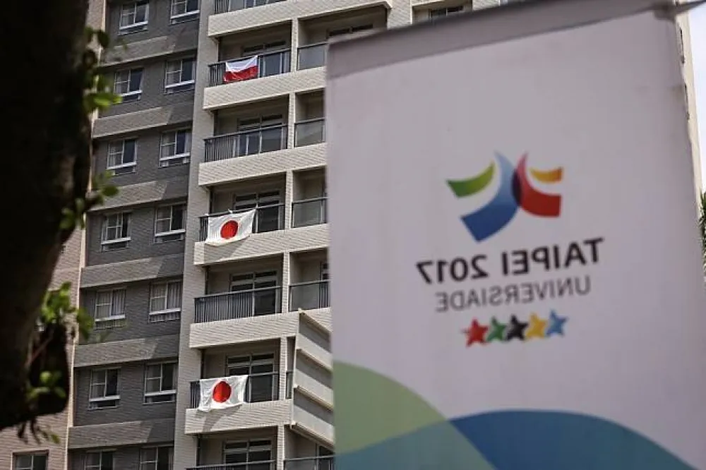 【世大運各國較勁啟動】輸人不輸陣　選手村國旗、布條拼氣勢