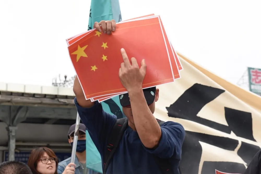 反制統促黨遊行照常集結　對五星旗比中指「堅決反對中國併吞」