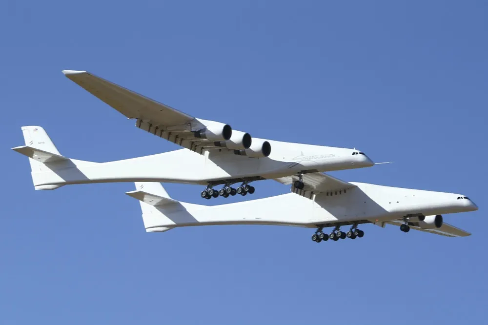 「全球最大飛機」首度試飛成功　可望成空中平台發射衛星