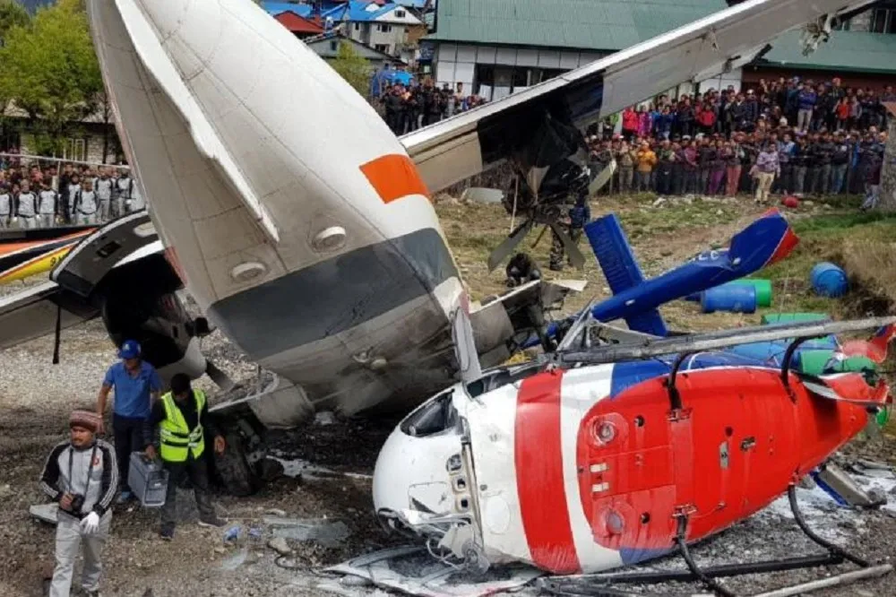 【最危險機場】尼泊爾飛機衝出跑道撞2直升機　釀2死5傷
