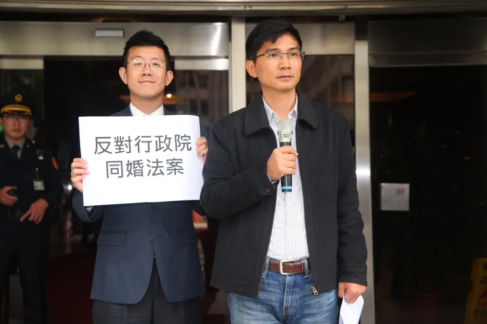 家長團體揮「關心教育」旗幟奏效　部分挺同立委連署反同志教育
