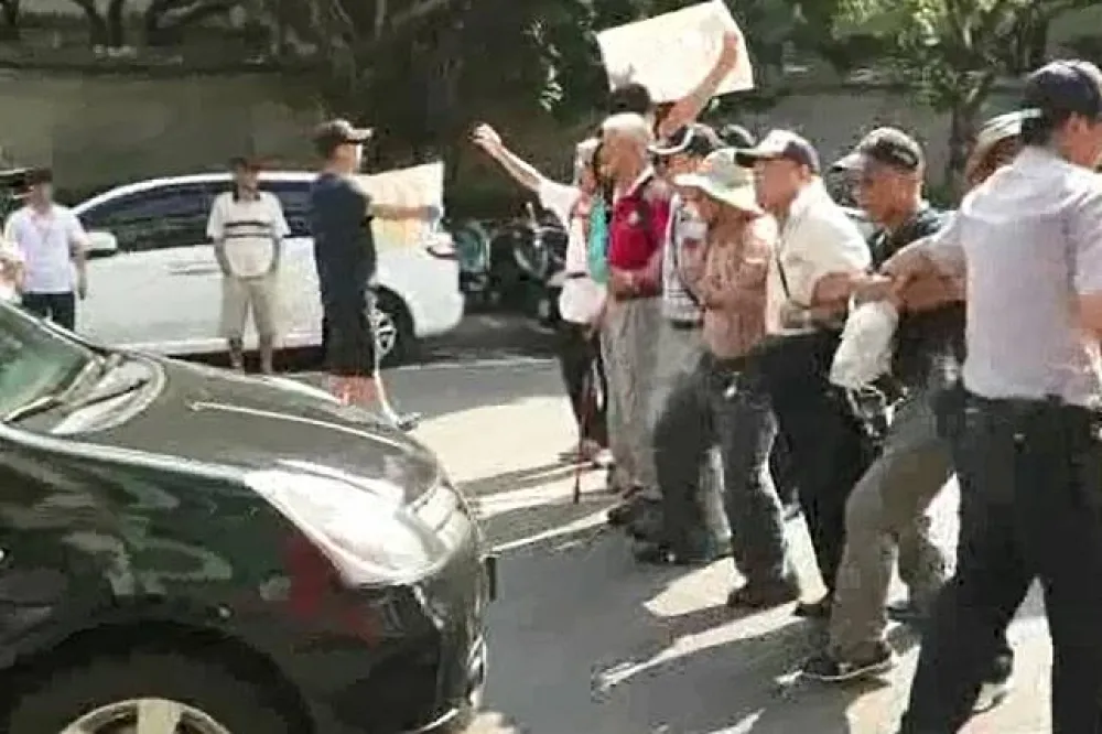 小英出席軍校畢典　總統車隊遭反年改民眾「肉身阻擋」