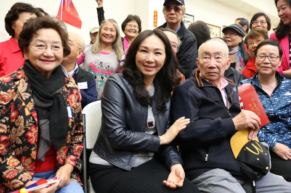 華僑讚「像第一夫人」　李佳芬笑回：我鄉下種田的啦　
