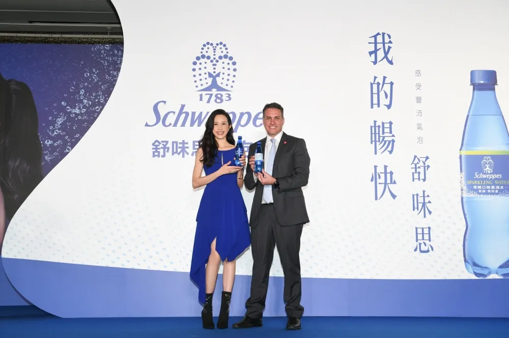 國際天后莫文蔚秀美背 擔任「Schweppes舒味思」品牌年度代言人 　多種情境演繹 展現天后百變風情